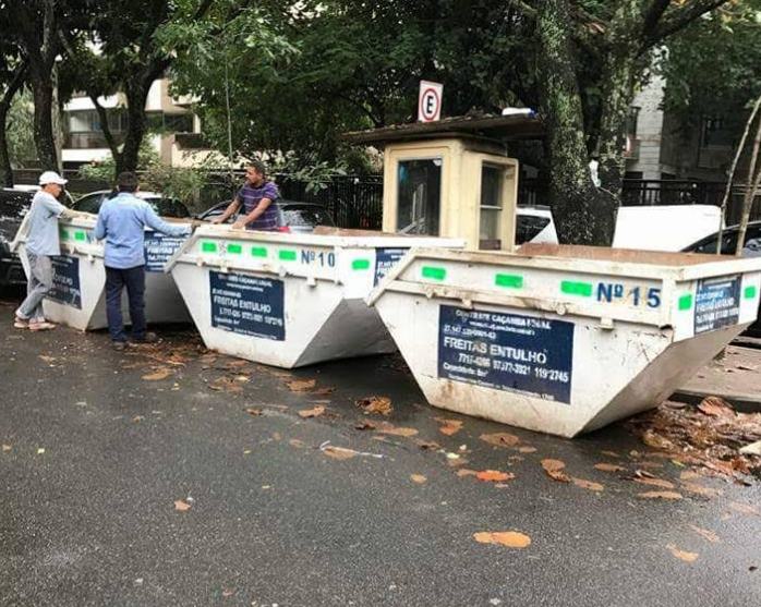 Caçamba cheia de entulho