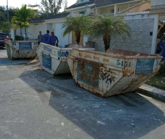 Caçamba estacionada