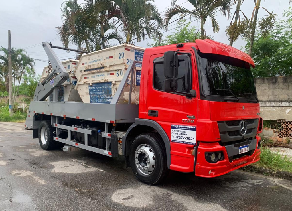 Caçamba cheia de entulho